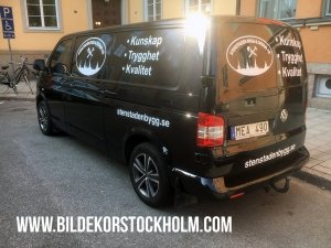Reklam på skåpbil med tydlig reklamdekor