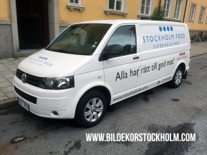 Rullande marknadsföring med dekorerad transportbil – bilreklam i trafik