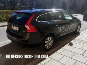 Bildekaler på firmabil som rullar i city