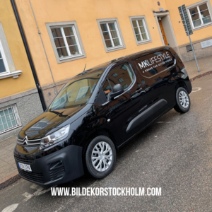 Företagslogotyp monterad på bil i Stockholm