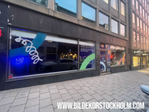 Fönsterdekor med företagslogga på butik i Stockholm