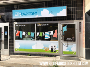 Fönsterdekor med logotyp på butik i Stockholm