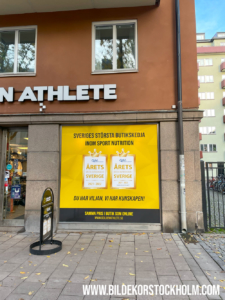 Skyltning med dekorfilm på stora fönster i cityläge