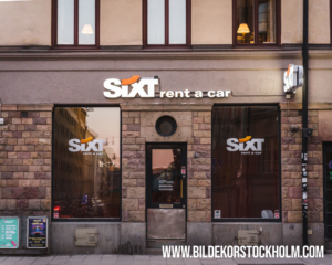 Fönsterdekor med företagslogga – snygg och skyddande fönsterfilm i Stockholm för kontor och butik