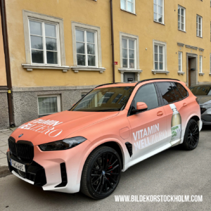 Helfolierad företagsbil i Stockholm med logotyp och matt finish