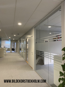 Frostad fönsterfilm i butik i Stockholm – stilrent insynsskydd med professionell montering